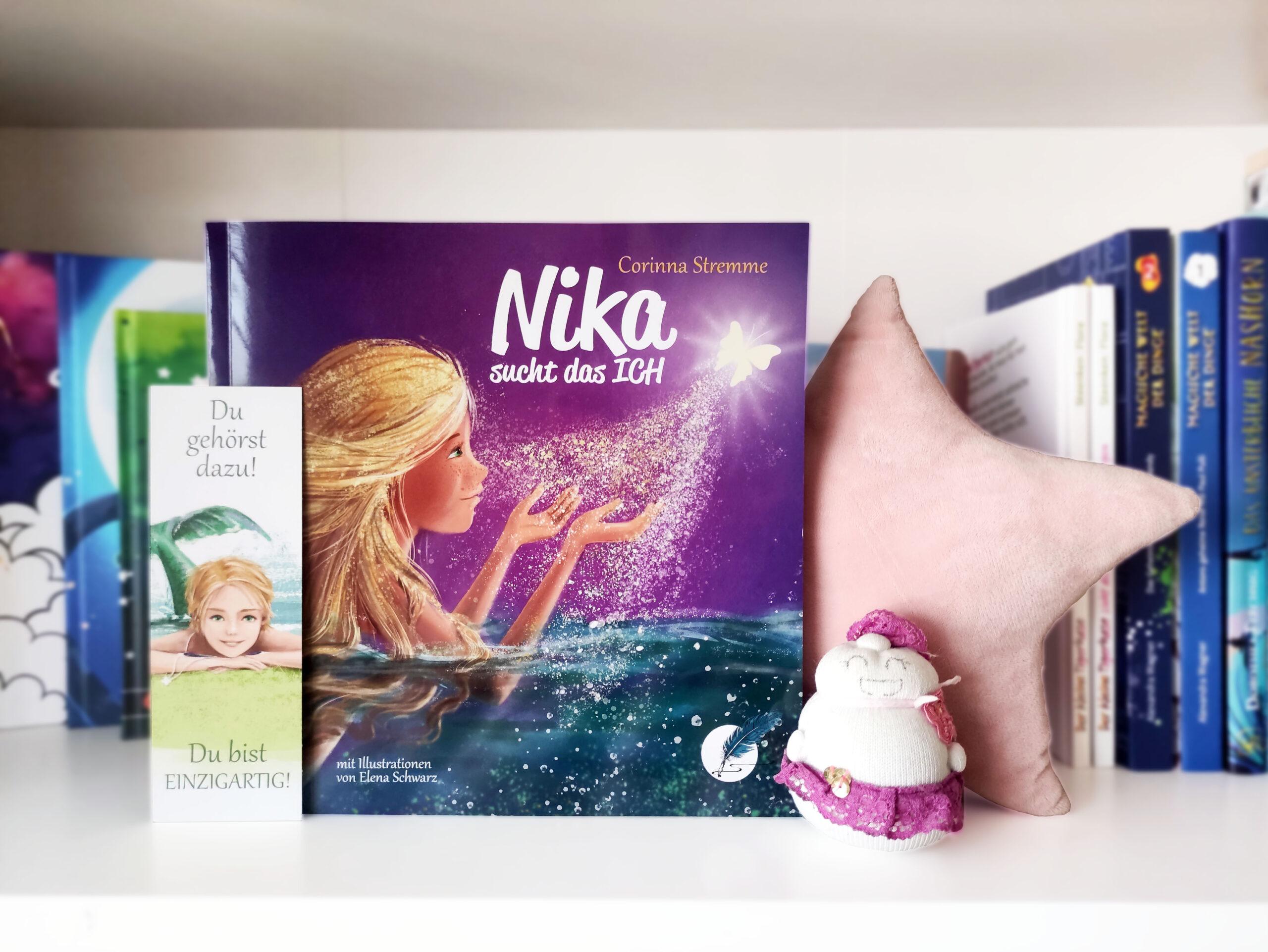 Das Buch Nika sucht das Ich steht vor anderen Büchern
