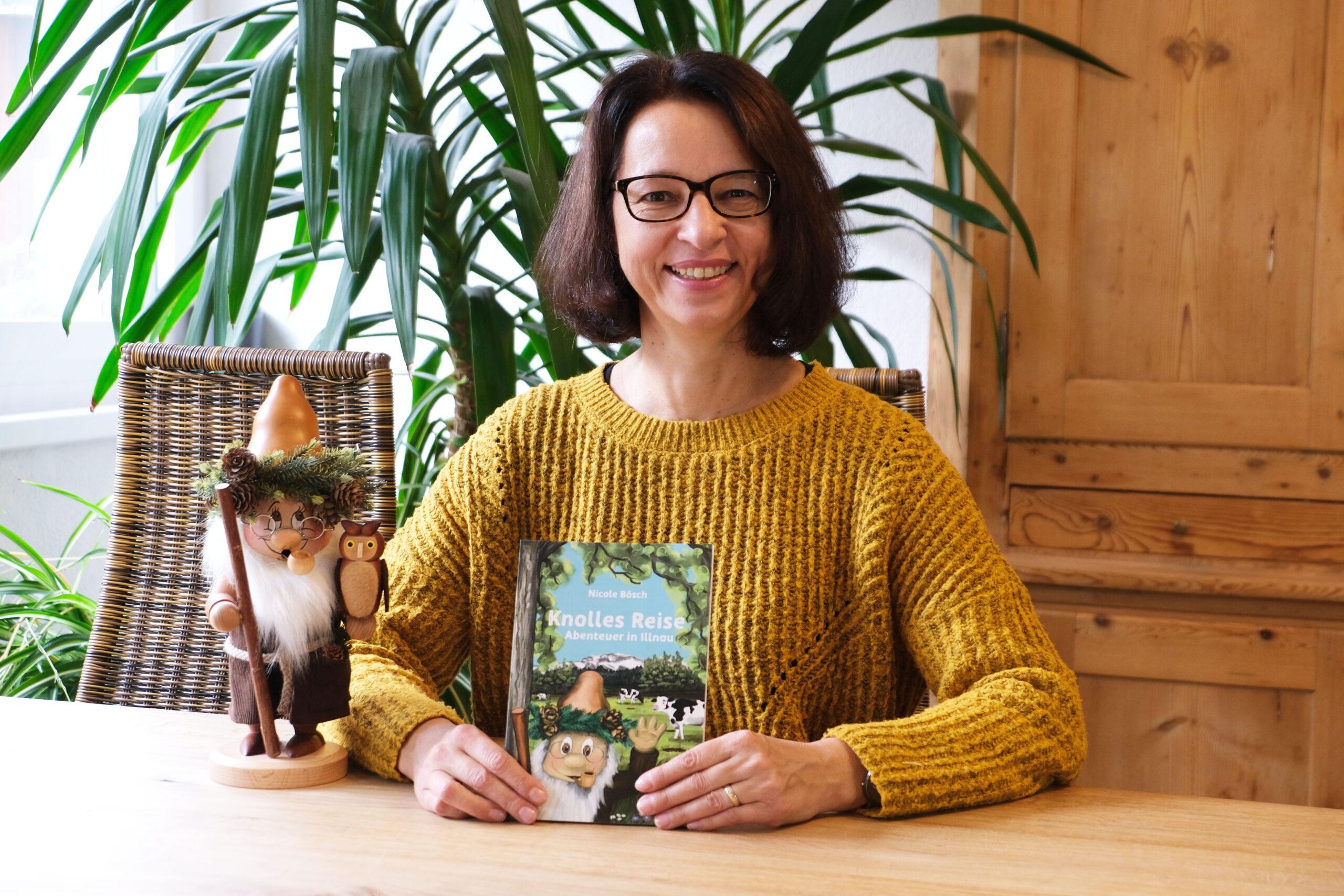 Die Autorin Nicole Bösch zeigt ihr Buch für ein Interview