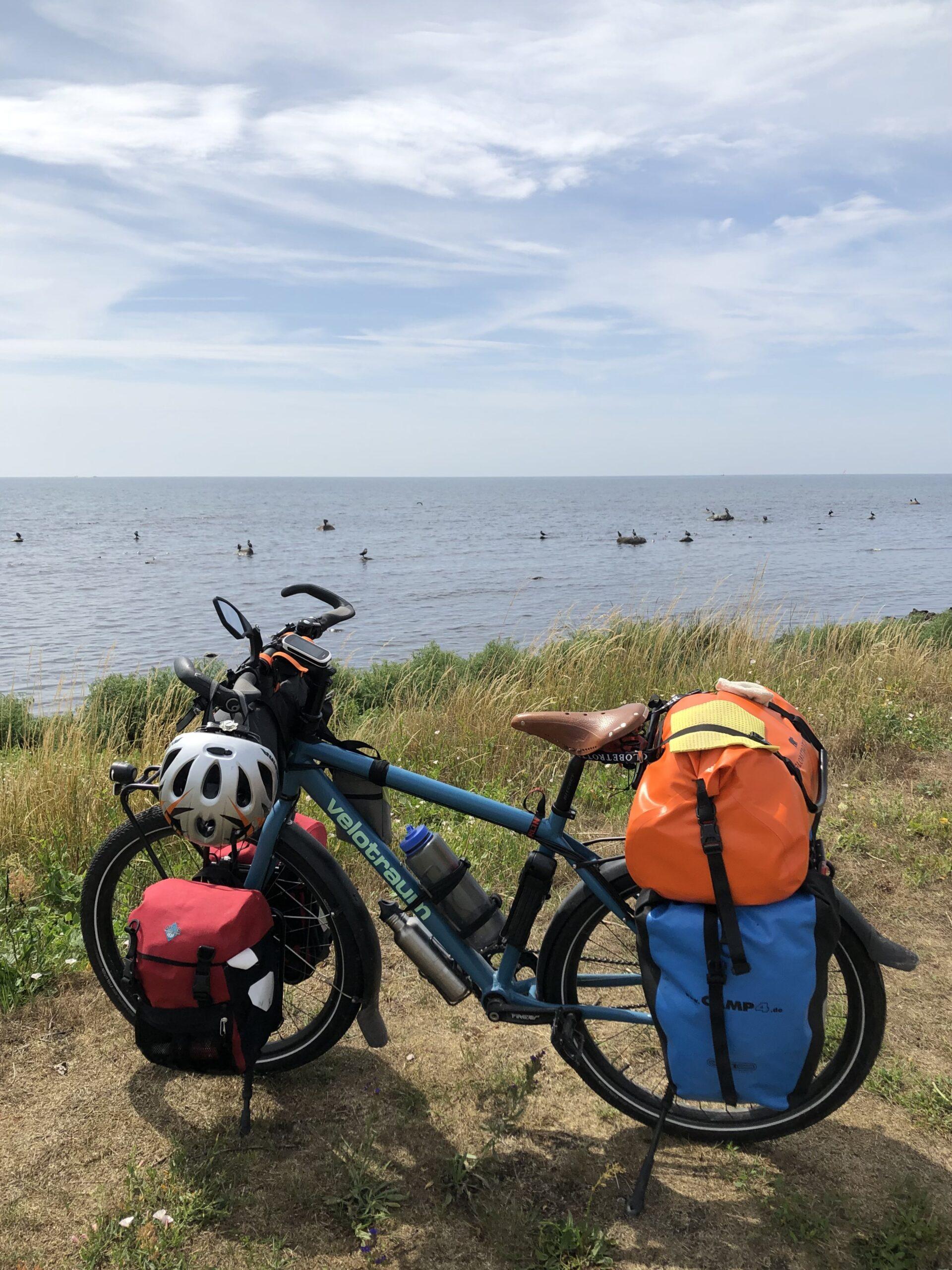 Fahrrad steht an einem See im Kurzinterview mit Linda Beller