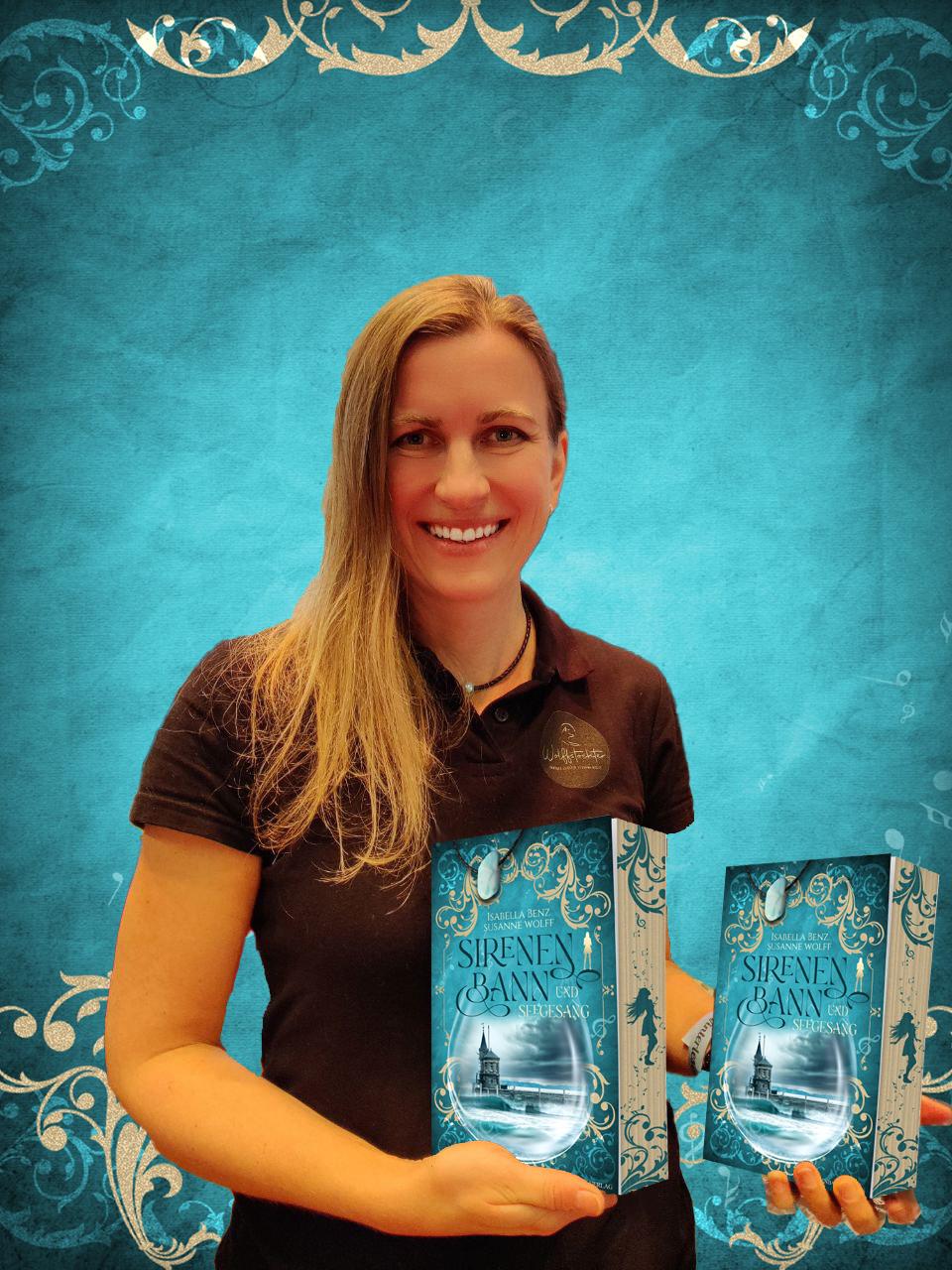 Autorin Susanne Wolff zeigt ihr Buch Sirenenbann und Seegesang