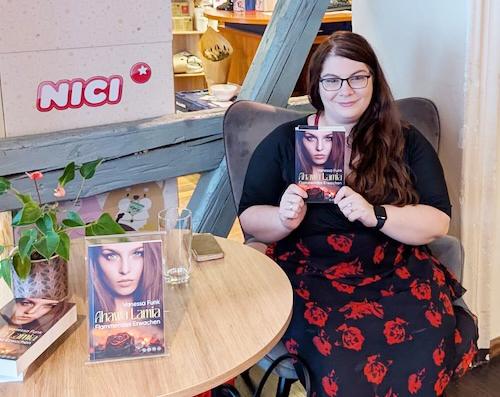 Die Autorin Vanessa Funk hält ihr Buch für ein Interview hoch